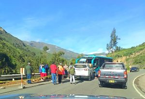 BUS INTERPROVINCIAL Y CAMIONETA SUV CHOCAN EN LA VÍA HUARAZ–CASMA.